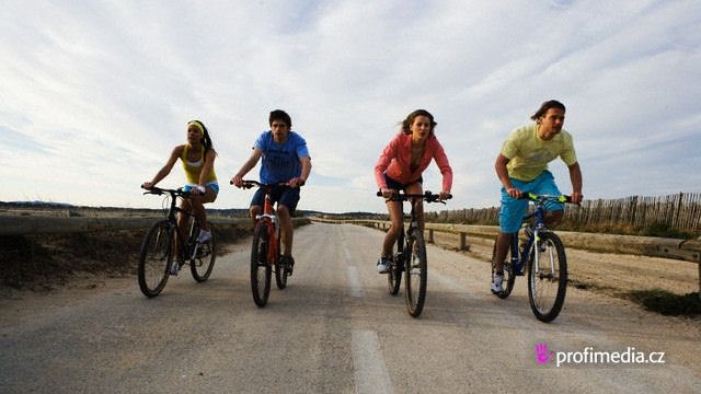 Teplé počasí láká lidi na jízdu na kole