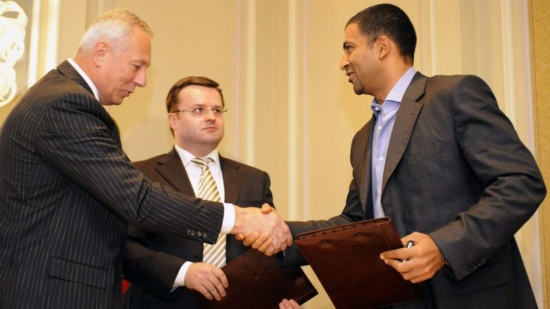Zástupci splečnosti CZMT Václav Světlík (vlevo) a Petr Zeman a saúdskoarabský podnikatel šejk Bandar Tárik bin Ládin z firmy Middle East Development (vpravo) podepsali 22. srpna v Praze kontrakt v hodnotě 17 miliard korun (700 miliónů eur).