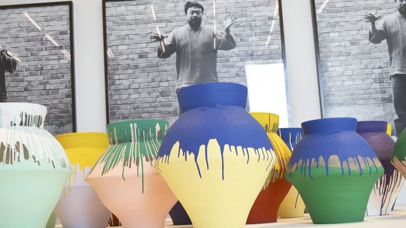 Vázy, které v muzeu v Miami vystavuje čínský umělec Aj Wej-wej