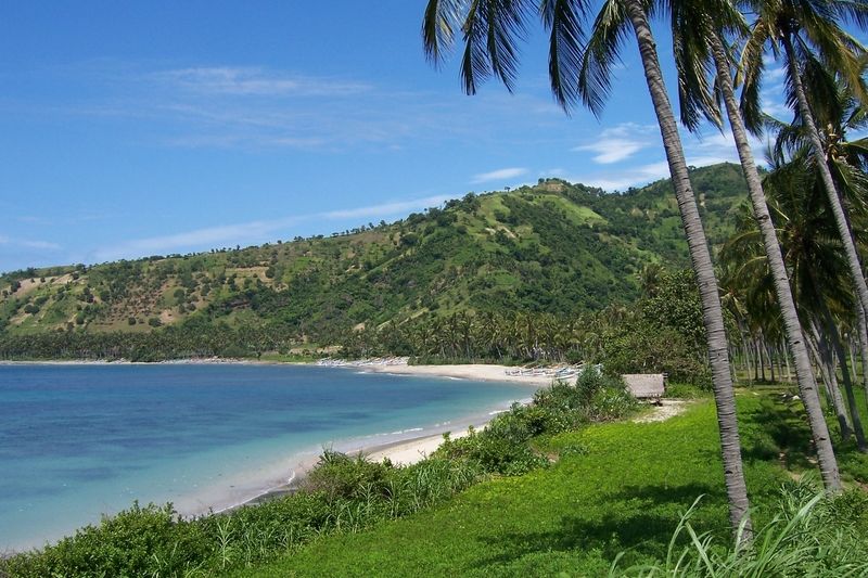 Na Bali jsou pláže s bílým nebo černým pískem – záleží na tom, zda jsou na sopečné části ostrova či ne