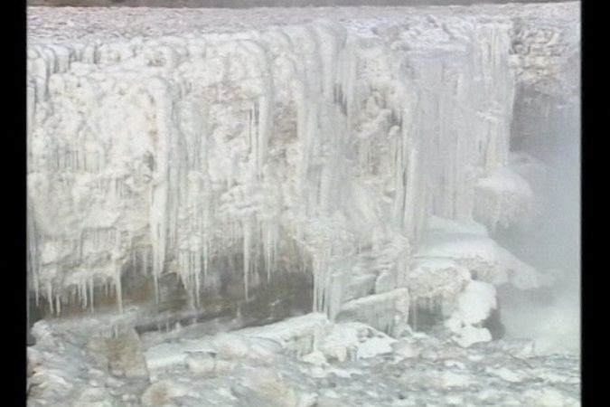 BEZ KOMENTÁŘE: Úchvatná scenérie okolo zamrzlého vodopádu v Číně