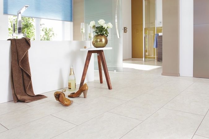Do koupelny je ideální vinylová podlaha, která se snadno udržuje, nevadí jí zvýšená vlhkost vodních par a dokonale imituje třeba přírodní kámen travertin.