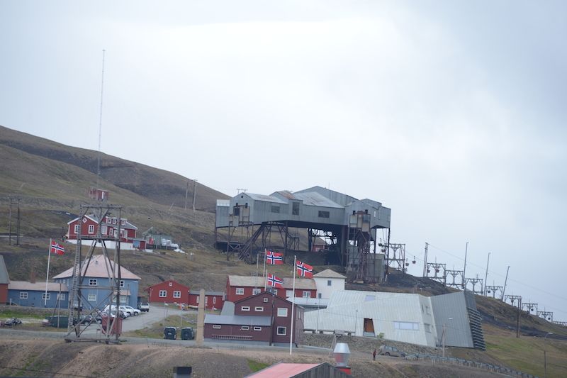 Longyearbyen - dříve centrum těžby uhlí, dnes vyhledávaná turistická destinace