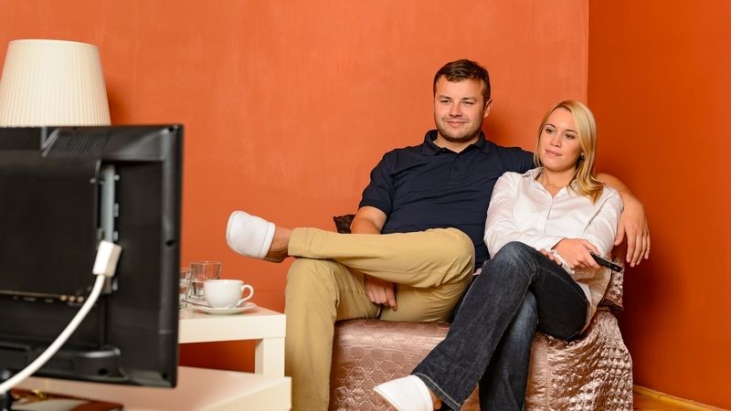 V bytě sedí Češi nejčastěji v obýváku u televize. Ilustrační foto