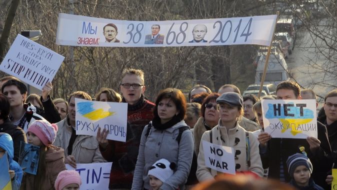 Demonstrace před ukrajinskou ambasádou v Praze.