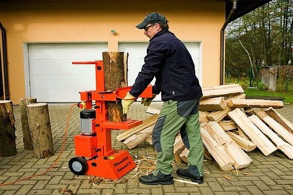 „Hydraulické štípačky dřeva jsou až 5x rychlejší než sekyra a kalač.“