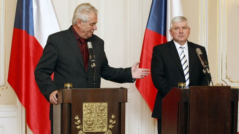 Prezident Miloš Zeman a premiér v demisi Jiří Rusnok na tiskové konferenci po jednání s členy OKD