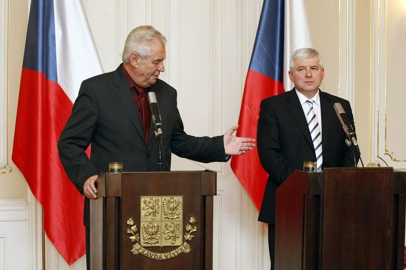 Prezident Miloš Zeman a premiér v demisi Jiří Rusnok na tiskové konferenci po jednání s členy OKD