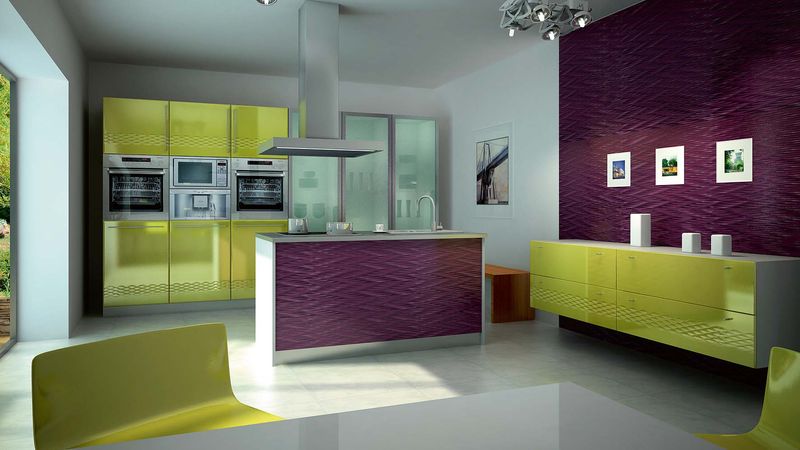 Kombinace fialové lila s olivově zelenou umožní netradiční vzhled lineární kuchyně s ostrůvkem sladěné s ostatním nábytkem. Povrchový materiál na nábytku je i na dekorativních panelech. Fólie v lesku podtrhuje originalitu designu interiéru.