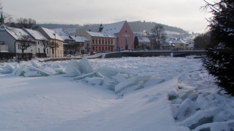Ledové kry na Otavě v Sušici, pohled z nábřeží směrem ke klášteru.