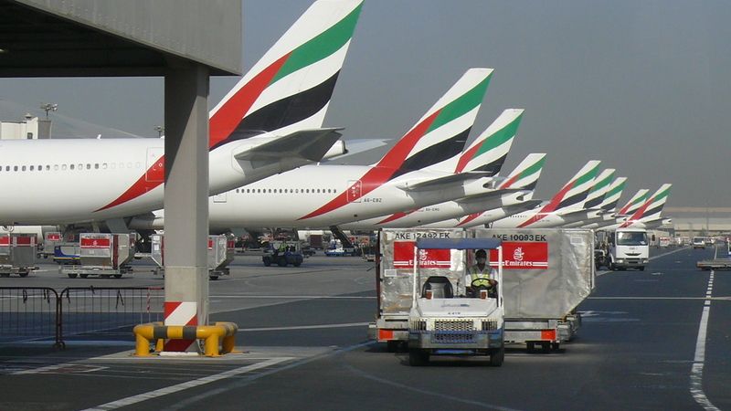 Dubajské letiště je větší, necelých 15 miliónů pasažérů ročně v Abú Dhabí také není úplně málo. Ruzyní jich například projde 11 miliónů.