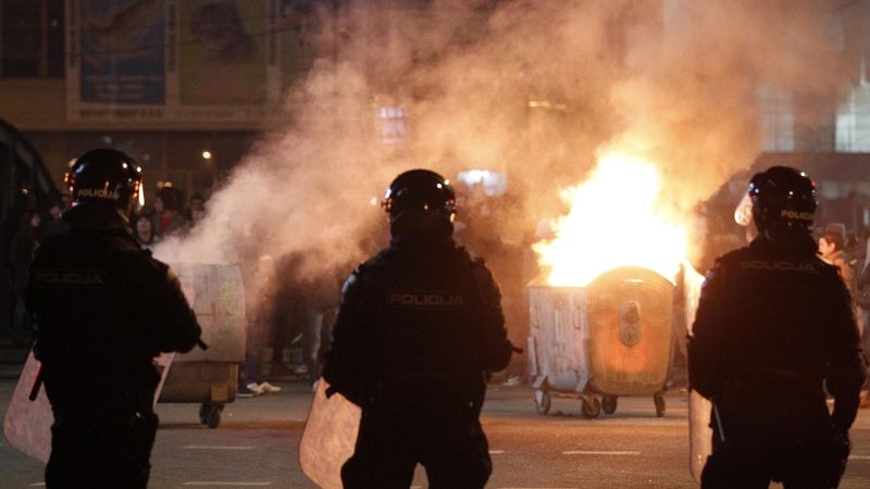 Bosenská policie čelí demonstracím v Sarajevu 