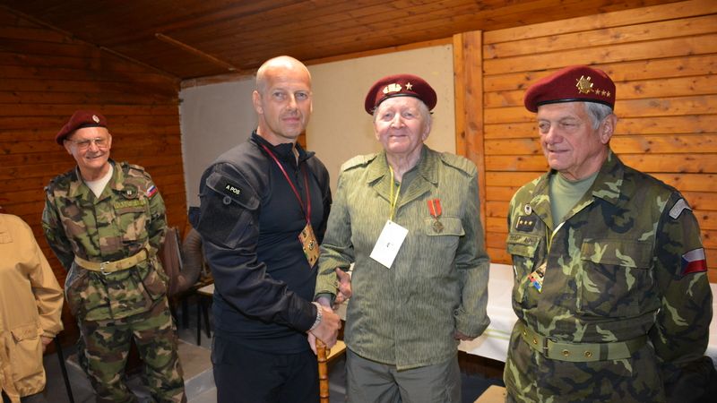 Generálu Čestmíru Hrbkovi byl Červenýni barety udělen pamětní odznak vydaný k 60. výročí udělení čestného názvu 22. banskobystrická výs. brigáda SNP