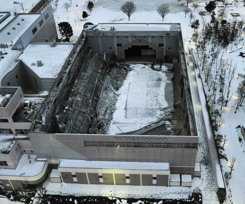 Střecha japonského gymnasia se propadla pod tíhou sněhu ve Fudžiminu 