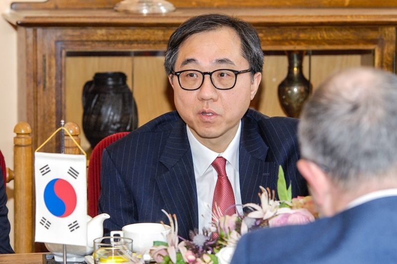 Velvyslanec Seoung-Hyun Moon se v pondělí 13. února setkal s primátorem Martinem Zrzaveckým.