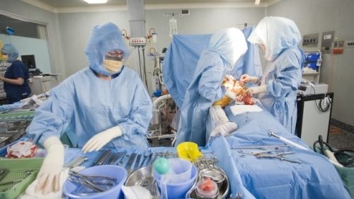 Lékaři při operaci. Ilustrační foto