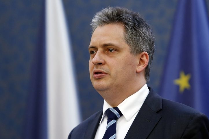 Ministr Jiří Dienstbier (ČSSD) na tiskové konferenci po jednání kabinetu