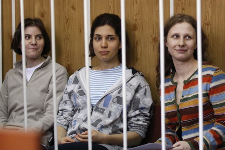 Pussy Riot: (zleva) Jekatěrina Samucevičová (29), Naděžda Tolokonnikovová (22) a Marija Aljochinová (24)