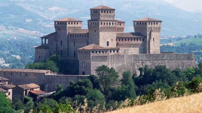 Italský hrad Torrechiara byl při zemětřesení poškozen také.