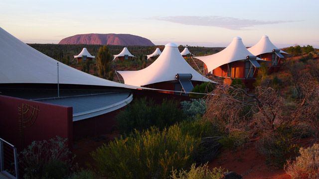 Ráno se probudit a z postele sledovat východ slunce nad Uluru – zážitek za v přepočtu 40000 korun.