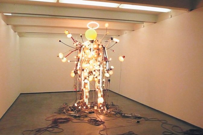 Kinterův třímetrový světelný Bůh dominuje prostoru Galerie Jiří Švestka.