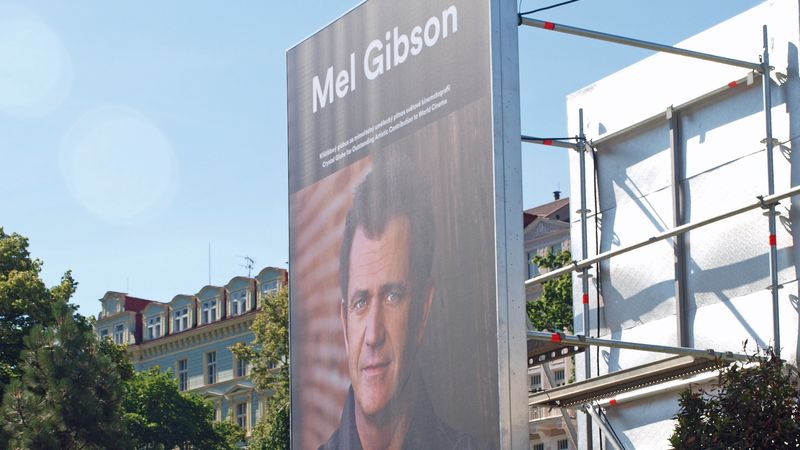Banner s podobiznou Mela Gibsona stojí hned naproti hlavnímu vchodu do Thermalu. 