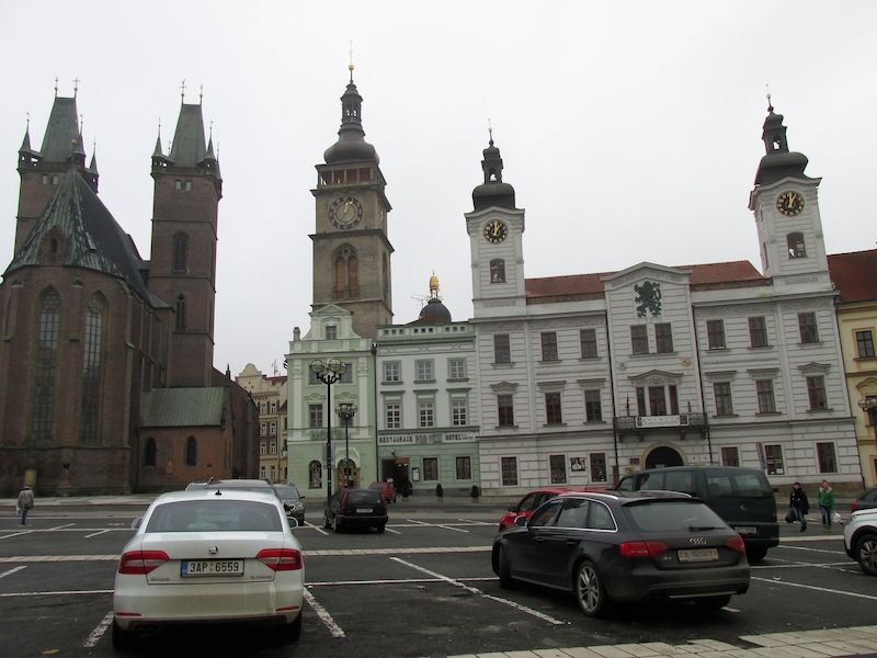 Velké náměstí s dominantní katedrálou svatého Ducha a Bílou věží