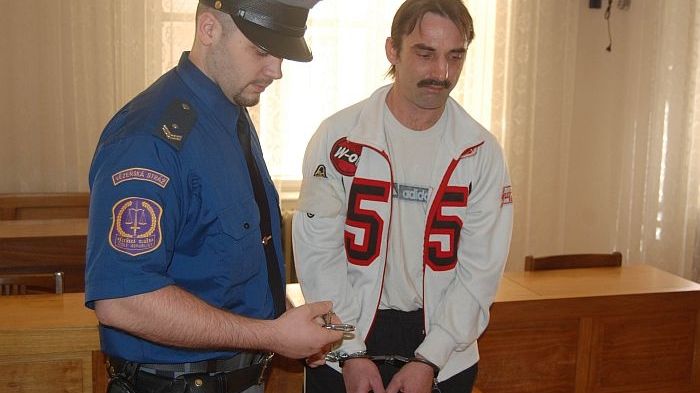Dušan Zelenák byl k soudu předveden eskortou z vazby.