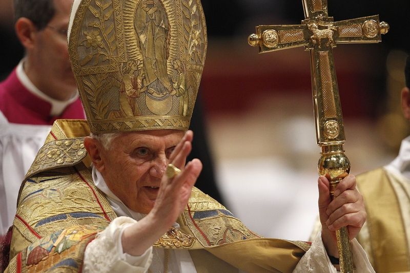 Papež Benedikt XVI. žehná věřícím při sobotní mši ve Vatikánu.