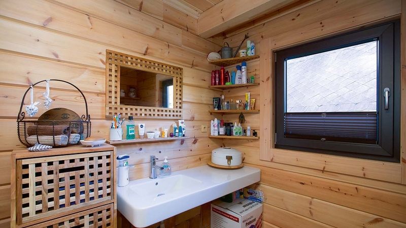 Dřevo na nás dýchá i v koupelně v přízemí a přispívá k dokonalé útulnosti v malém prostoru. 
