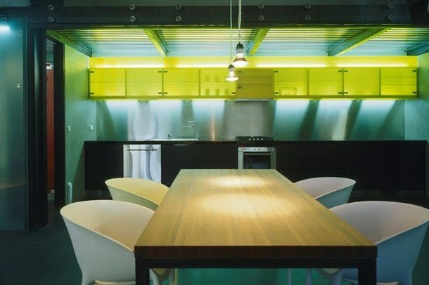 Závěsné skříňky v kuchyni jsou vyrobeny ze zabarveného skla. Instalované osvětlení a zvolená barva z nich dělá zajímavý světelný prvek. 
