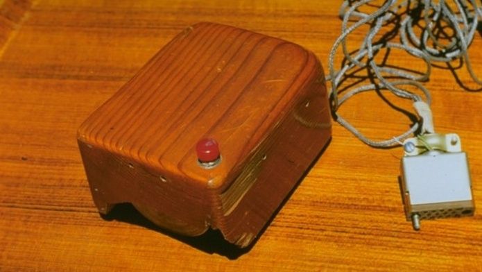 První počítačová myš byla ze dřeva