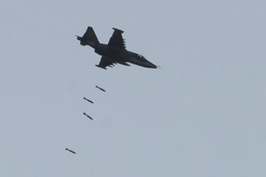 Ruský bitevník Suchoj Su-25 bombarduje gruzínské pozice v Jižní Osetii,