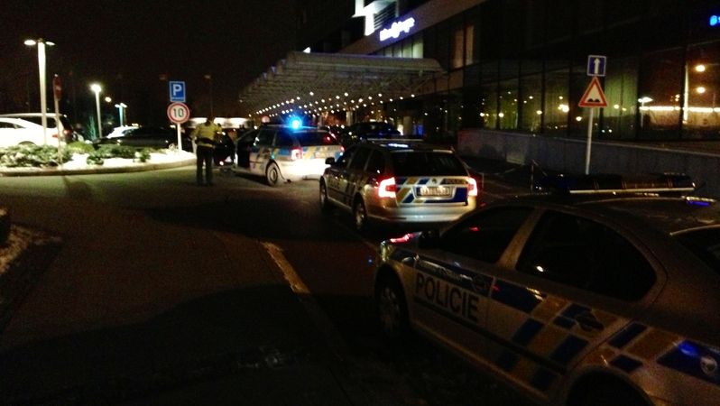 Policisté zadrželi trojici aut u hotelu Hilton.