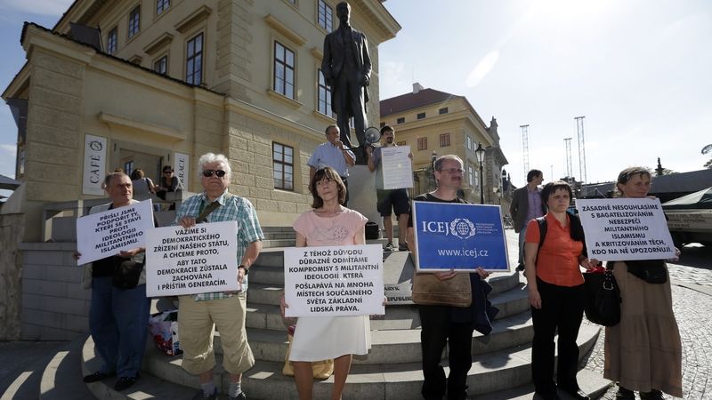 Shromáždění proti militantnímu islamismu na Hradčanském náměstí v Praze