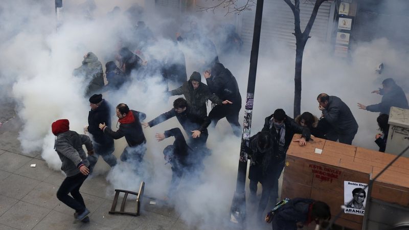 Demonstranti utíkají v Istanbulu před slzným plynem. 