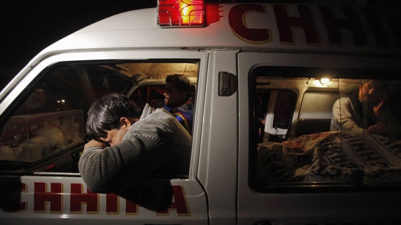 Příbuzní oběti v pákistánské sanitce 