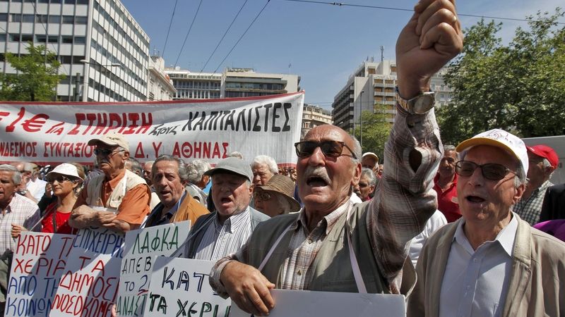 Řečtí penzisti protestují proti úsporným opatřením vlády.