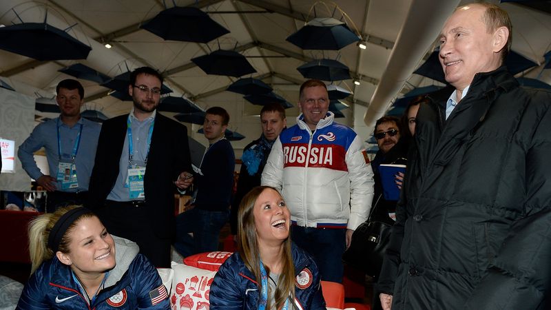 Ruský prezident Vladimir Putin mluví v Soči s americkými olympioničkami.