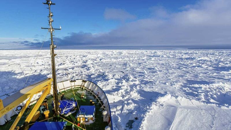 Příď lodi Akademik Šokalskij uvězněné v ledu 