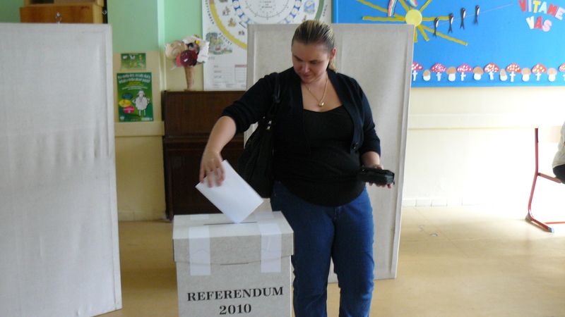 Účast Slováků na referendu byla v sobotu v poledne nízká.