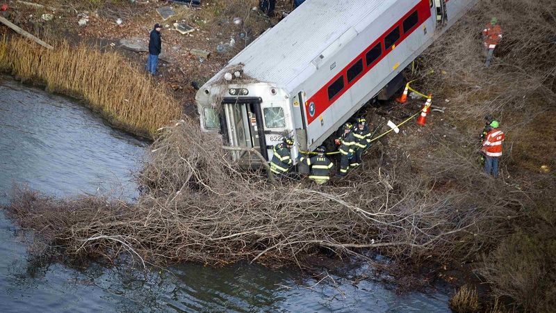 Jeden vagón zůstal viset na břehu řeky Harlem.