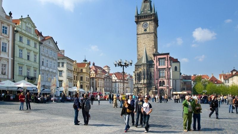Lidé na Staroměstském náměstí v Praze