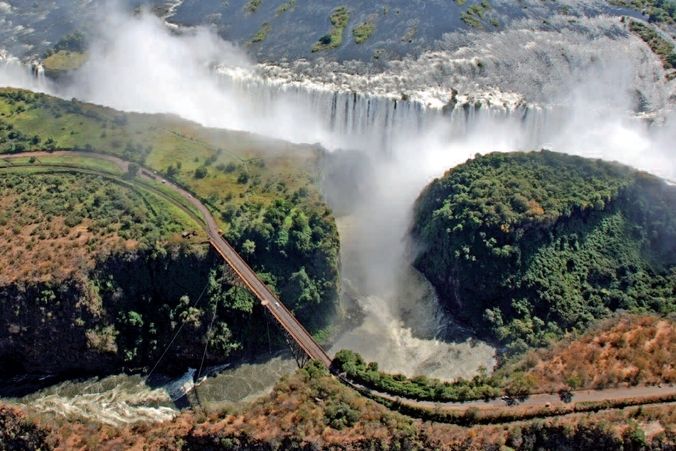 Hned vedle vodopádů vede přes řeku Zambezi klenutý ocelový most z roku 1905.