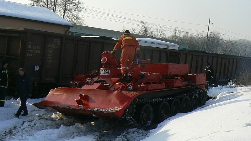 Vykolejené vagóny musela tahat těžká technika, dokonce i tank.