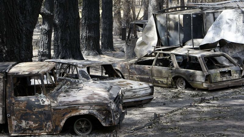 Zničenýá auta v australském Flowerdale