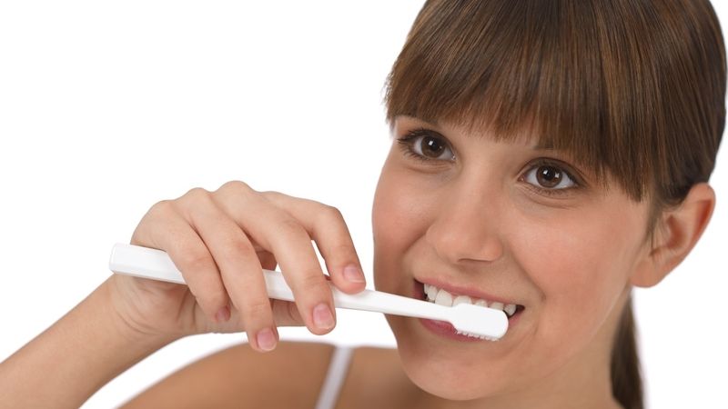 Pravidelné čištění zubů je nutné, ne ale bezprostředně po jídle. 