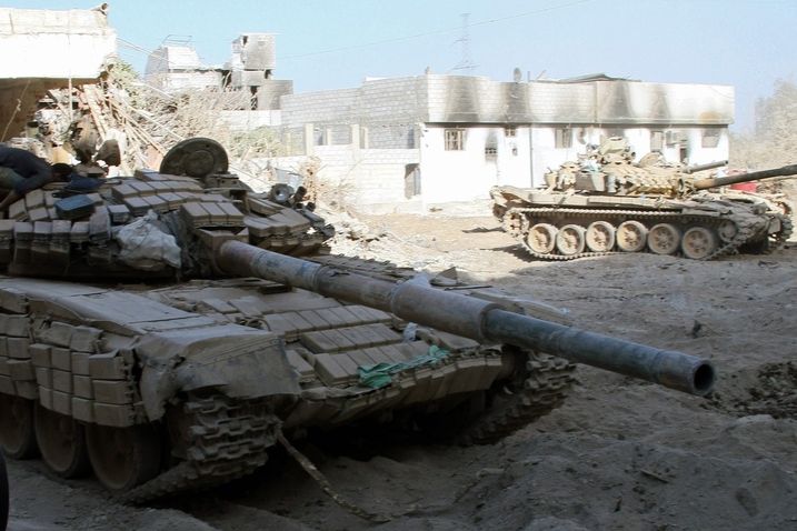 Tanky syrské armády rozmístěné na předměstí Damašku, kde mělo dojít k útoku chemickými zbraněmi.