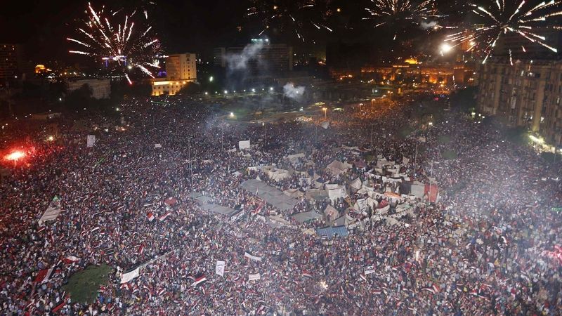 Demonstranti na náměstí Tahrír oslavují oznámení armády.