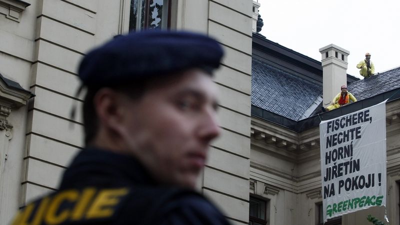 Policista přihlíží protestu Greenpeace na budově Úřadu vlády